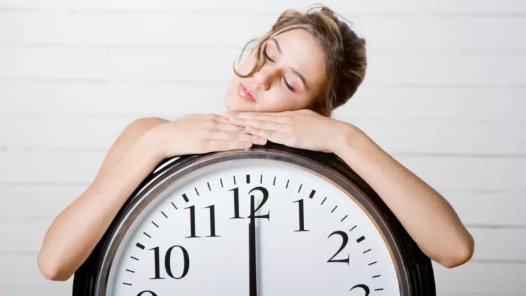 Por qué dormir y despertar a la misma hora mejora el bienestar