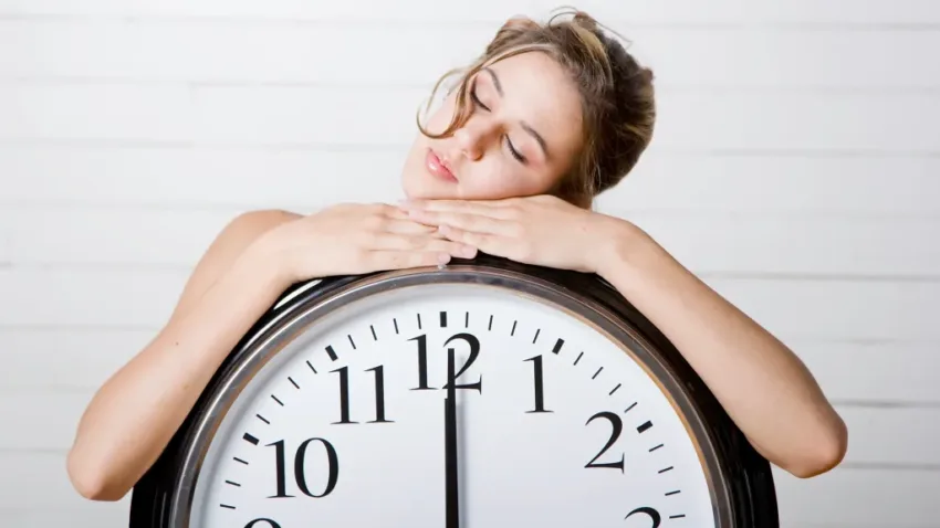 Por qué dormir y despertar a la misma hora mejora el bienestar