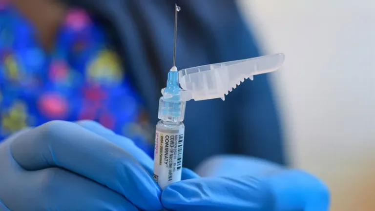 Estudio analiza más de 300 casos de cáncer aparecidos tras vacunas contra el covid-19