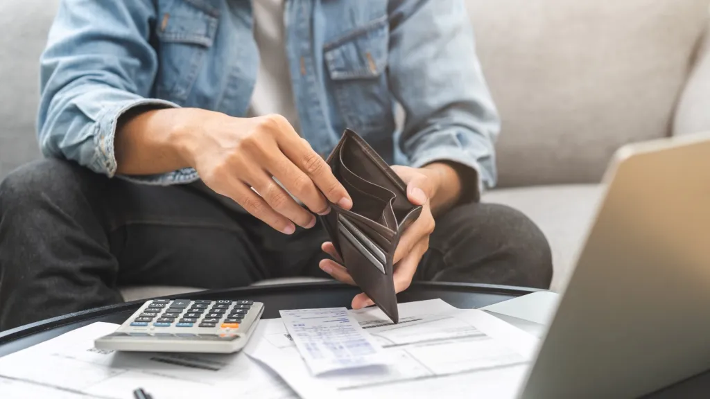 El estrés financiero puede acelerar el envejecimiento del corazón, advierten expertos