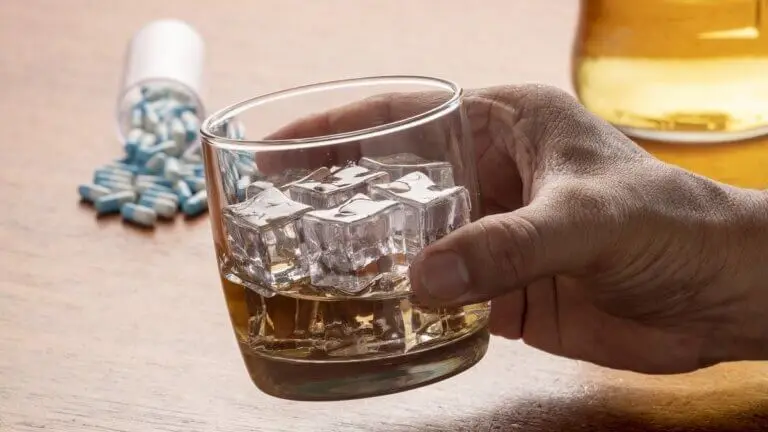 Ibuprofeno y alcohol: una combinación con más riesgos de los que crees