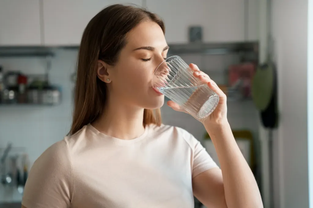 Sobrebeber agua: el riesgo silencioso de la sobrehidratación