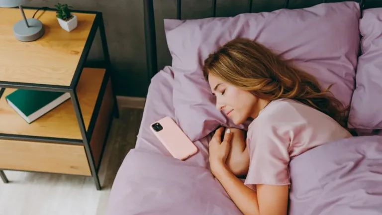 Dejar celular en la mesa de noche afecta gravemente el cerebro