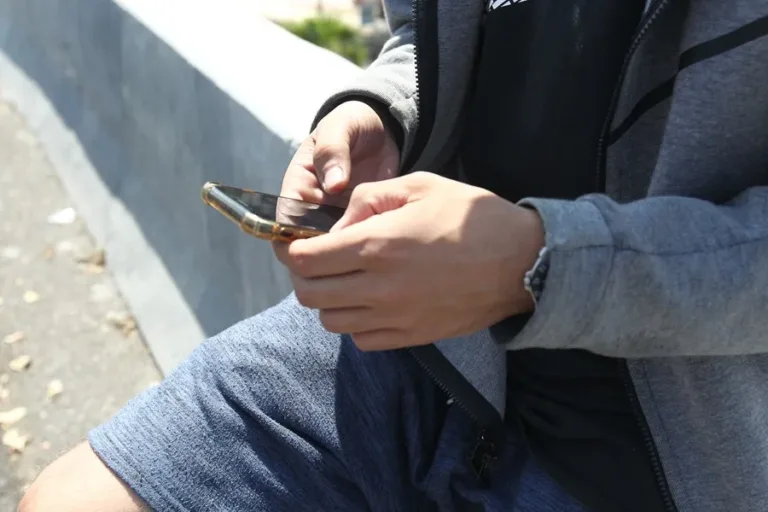 Uso intenso de redes sociales aumenta 40% el riesgo de soledad en jóvenes