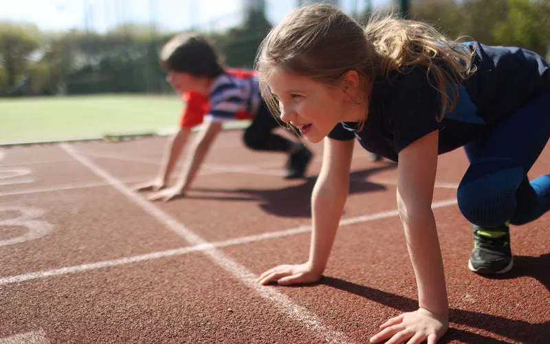 ¿Sabes qué puede aportar a tu hijo o hija un deporte de equipo y uno individual? Aquí una guía