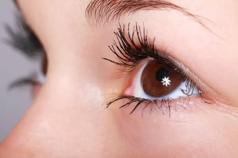Después de los 55, ver bien no siempre significa ojos sanos
