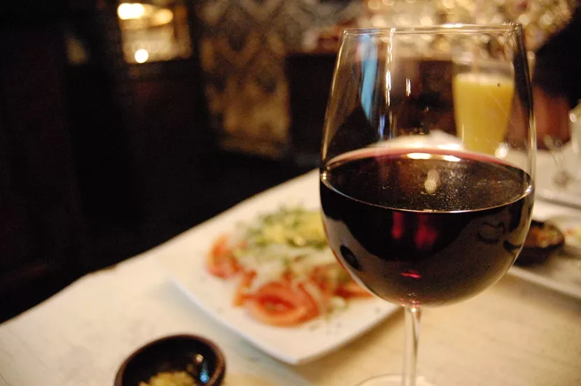 Vino y dieta moderada reducen mortalidad, indica estudio