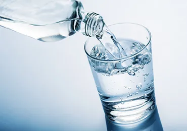 Beber agua fría o caliente: cómo impacta la temperatura en la digestión, el metabolismo y la energía