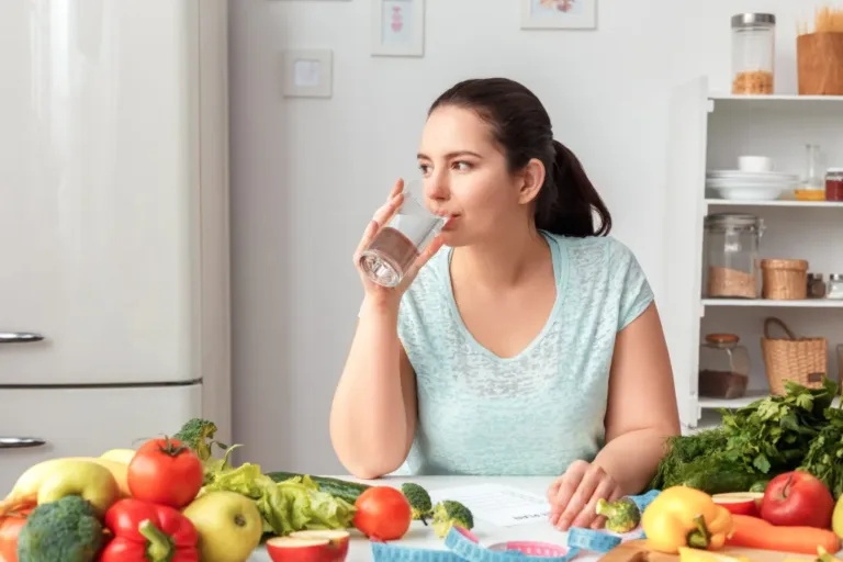 Beber agua durante las comidas: expertos confirman que mejora la digestión