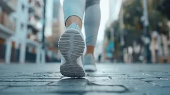 La tendencia de caminar hacia atrás: cuáles son los beneficios poco conocidos y por qué es recomendado por expertos