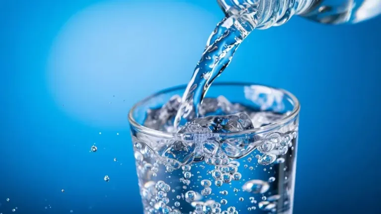 Retiran casi 7,000 botellas de agua por presuntas condiciones insalubres en su envasado
