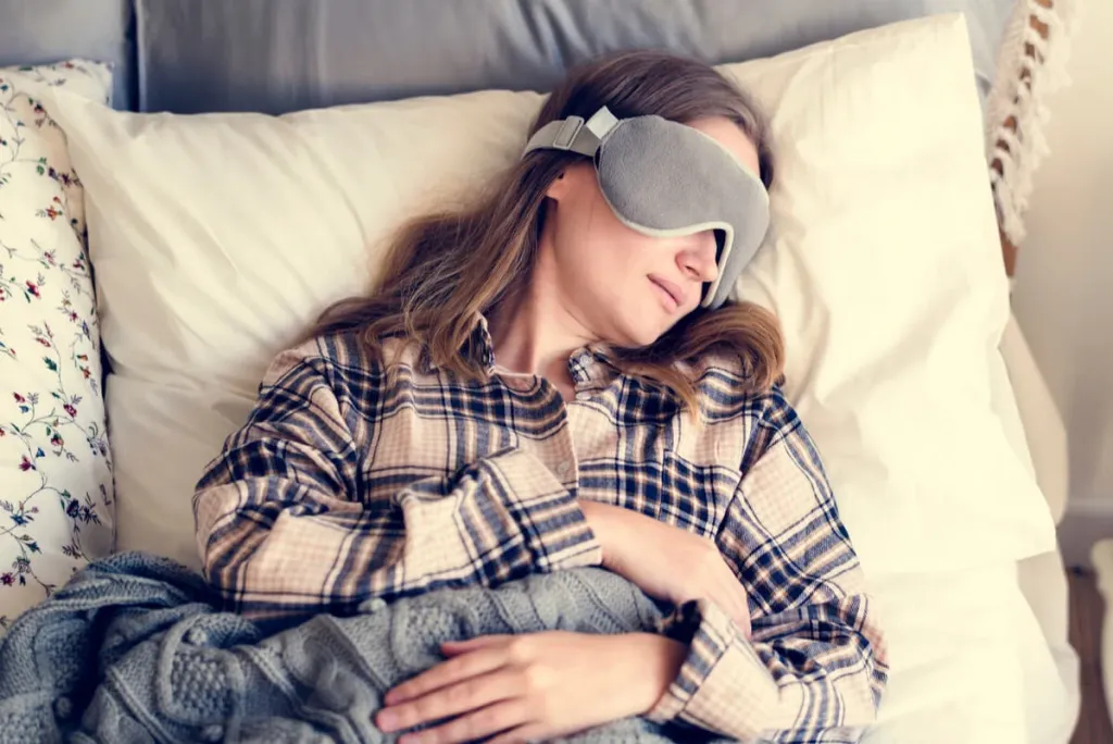 Dormir con antifaz reduce el riesgo de interrupciones y favorece un descanso reparador, según expertos