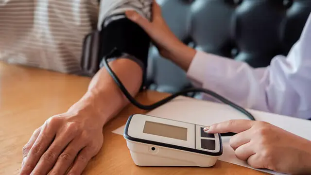 ¿A qué hora es mejor medirse la presión arterial? Esto dicen los expertos