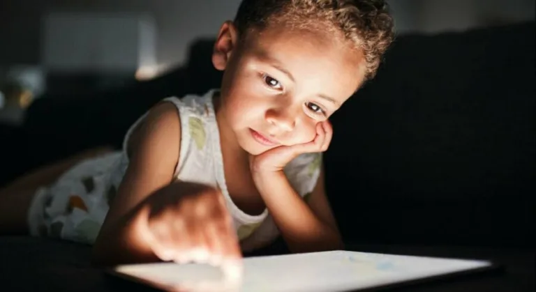 Pantallas en exceso: el riesgo silencioso del llamado “autismo digital” en niños