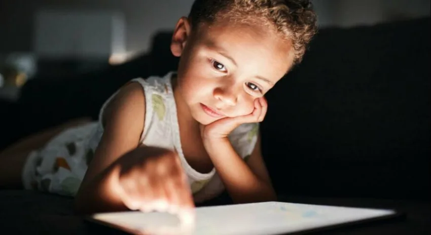 Pantallas en exceso: el riesgo silencioso del llamado “autismo digital” en niños