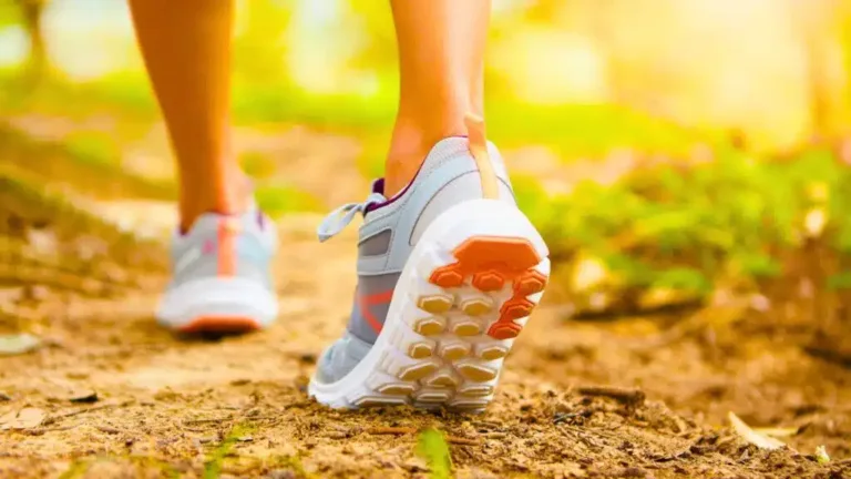 Olvídate del mito de los 10, 000 pasos: científicos revelan cuánto caminar para no engordar