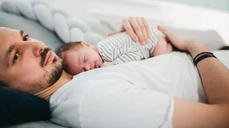 Qué es el síndrome de Couvade, la extraña afección que hace a los padres sentirse embarazados