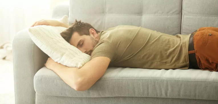 ¿Te duele la espalda al dormir? Estas posiciones pueden ayudarte a descansar mejor