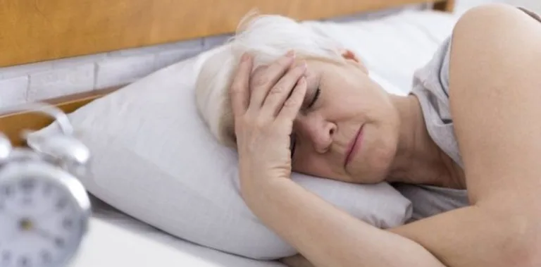 Dormir poco puede adelantar la menopausia, advierte especialista