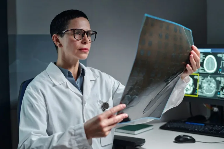 Especialista advierte que tumores cerebrales benignos pueden afectar funciones vitales