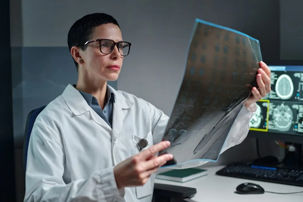 Especialista advierte que tumores cerebrales benignos pueden afectar funciones vitales