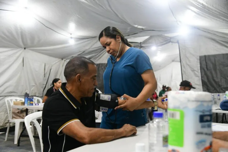 Llevan atención médica gratuita y prevención a familias en Villa Tapia