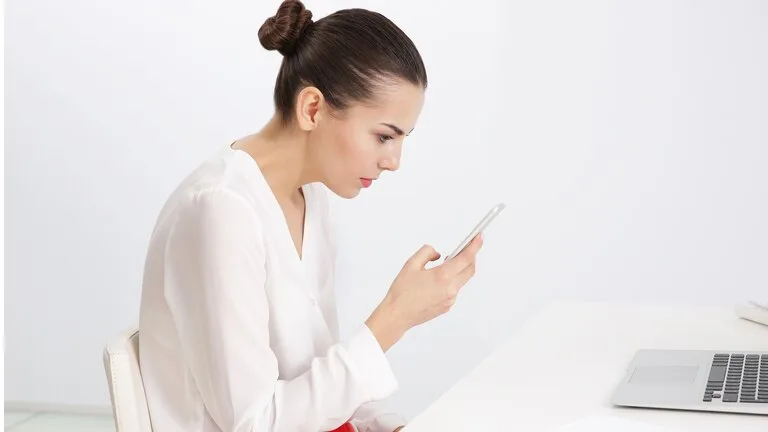 ¿Sufres del "cuello WhatsApp"? Conoce cómo el celular está deformando tu postura