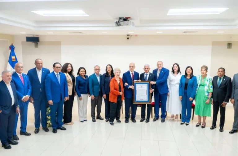 Senado reconoce trayectoria del empresario farmacéutico Jaime Sued