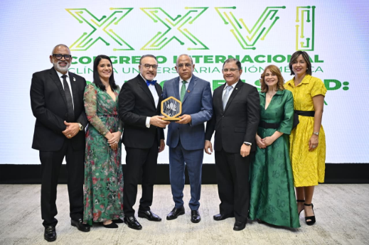 Plutarco Arias recibe el Premio Ébano Verde en Santiago