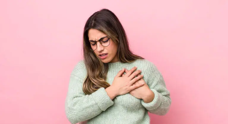 Cómo reconocer un infarto en mujeres: síntomas y señales de alerta