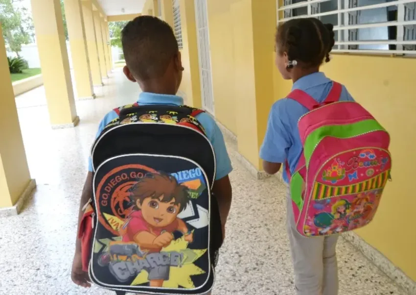 Especialista en columna pide a padres moderar peso de mochilas escolares
