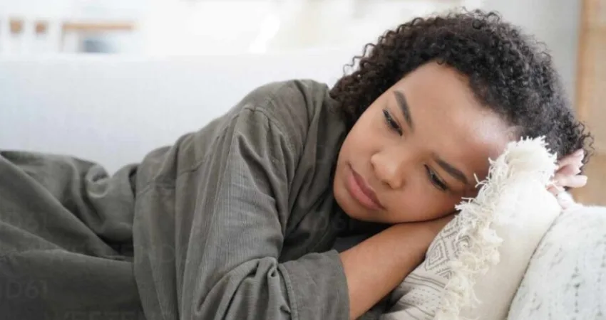 ¿Duermes toda la noche, pero te levantas agotado? Lo que puede estar detrás del cansancio al despertar