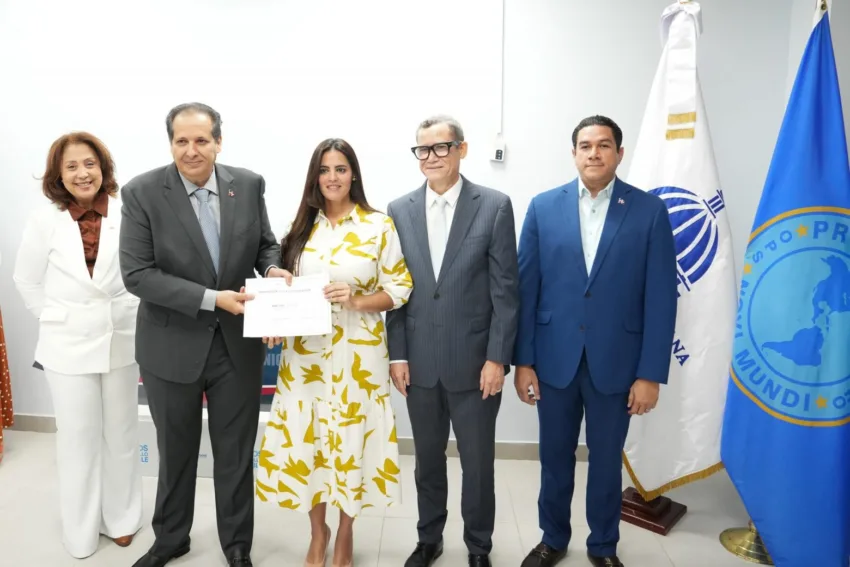 Salud reconoce Banco BHD por promover la lactancia materna
