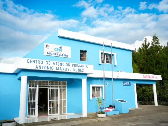 SNS fortalece servicios centros de salud Monte Llano y Aguayo