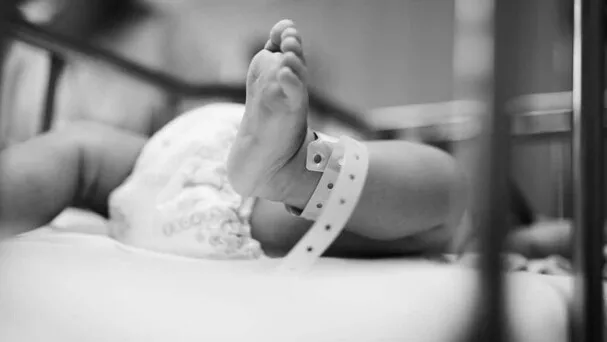 República Dominicana acumula 1,049 muertes infantiles en lo que va de 2026, de acuerdo con el boletín epidemiológico correspondiente a la semana 30 del Ministerio de Salud Pública, que reporta además 40 nuevas defunciones infantiles durante la última semana analizada. De esas 40 muertes notificadas, 33 correspondieron a fallecimientos neonatales, es decir, ocurridos durante los primeros días de vida. Aunque el acumulado representa una disminución respecto al mismo período de 2025, cuando se habían registrado 1,134 defunciones infantiles, la mortalidad infantil continúa figurando entre los indicadores que requieren seguimiento dentro de la situación epidemiológica nacional. La diferencia entre ambos períodos es de 85 muertes menos. El boletín también registra un descenso en la mortalidad materna. Durante la semana 30 fueron notificadas tres defunciones maternas: dos correspondieron a mujeres dominicanas y una a una mujer haitiana. Con estos casos, el acumulado del año se sitúa en 76 muertes maternas, frente a las 105 registradas a la misma fecha de 2025. Dengue y leptospirosis mantienen nuevos casos En las enfermedades bajo vigilancia epidemiológica, el dengue sumó dos casos confirmados durante la semana 30, llevando el acumulado anual a 224 casos. Salud Pública señala que esta cifra permanece dentro del rango esperado para la temporada y mantiene el llamado a eliminar los criaderos de mosquitos como principal medida para reducir la reproducción del vector. Te puede interesar: En el caso de la malaria, no se confirmaron nuevos casos durante la semana, por lo que el acumulado permanece en 126. El Ministerio reporta una reducción de 82 % frente a los 687 casos registrados durante el mismo período de 2025. La leptospirosis, en cambio, sumó dos nuevos casos y acumula 260 en el año. El cólera continúa sin reportes en 2026. Respecto a los virus respiratorios, el comportamiento se mantiene estable y dentro de la zona de éxito del corredor endémico. Durante la semana analizada fueron identificados cuatro casos confirmados de coronavirus SARS-CoV-2. El peso de los primeros días de vida Los datos de mortalidad infantil vuelven a colocar el período neonatal en el centro del indicador: de las 40 muertes notificadas durante la semana, 33 ocurrieron durante esa etapa. El acumulado de 1,049 defunciones infantiles es menor que el registrado un año antes, pero el volumen de muertes sigue representando uno de los datos más sensibles del boletín epidemiológico. El informe fue divulgado por el Ministerio de Salud Pública al conmemorarse el Día del Nutricionista en Latinoamérica, fecha que la institución aprovechó para insistir en la importancia de la alimentación equilibrada, la actividad física y otros hábitos saludables para prevenir enfermedades crónicas como obesidad, diabetes, hipertensión y afecciones cardiovasculares. Entre las recomendaciones figuran reducir el consumo de sal, grasas saturadas y alimentos procesados, evitar el sedentarismo, el tabaco y el consumo de alcohol, además de mantener una alimentación equilibrada, dormir adecuadamente y cuidar la salud mental.
