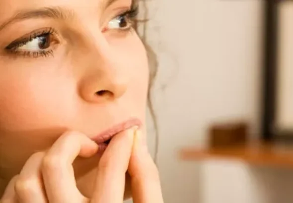 Morderse las uñas puede desgastar los dientes y alterar la mordida