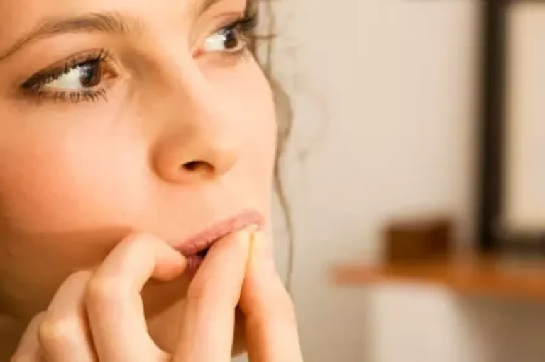 Morderse las uñas puede desgastar los dientes y alterar la mordida
