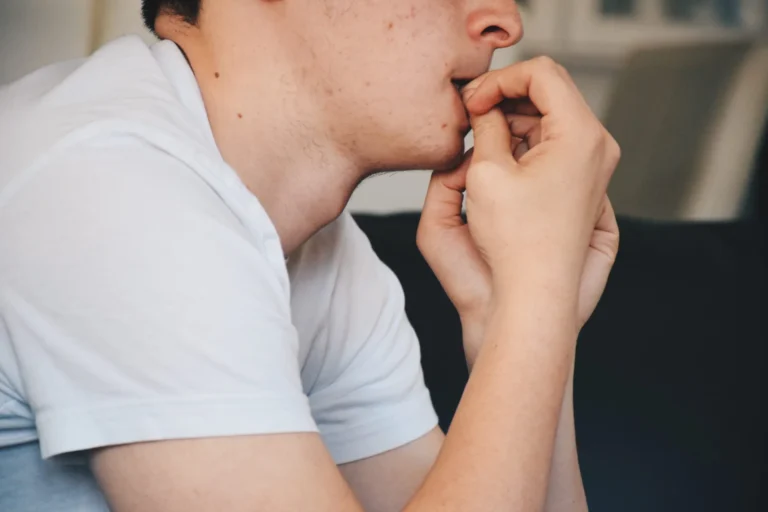 Morderse las uñas: un hábito común que puede poner en riesgo la salud