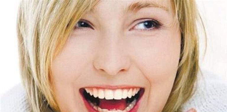 ¿Sabías que hoy puedes rejuvenecer tu sonrisa con implantes y regeneración ósea?