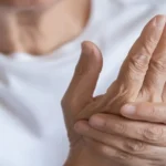 Rigidez al despertar: qué puede significar y cuándo prestar atención
