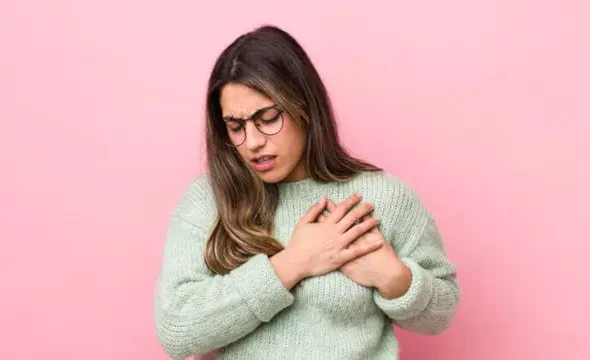 Cómo reconocer un infarto en mujeres: síntomas y señales de alerta