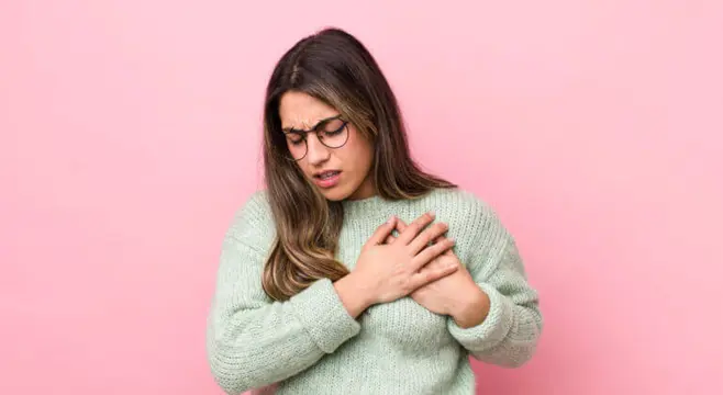 Cómo reconocer un infarto en mujeres: síntomas y señales de alerta