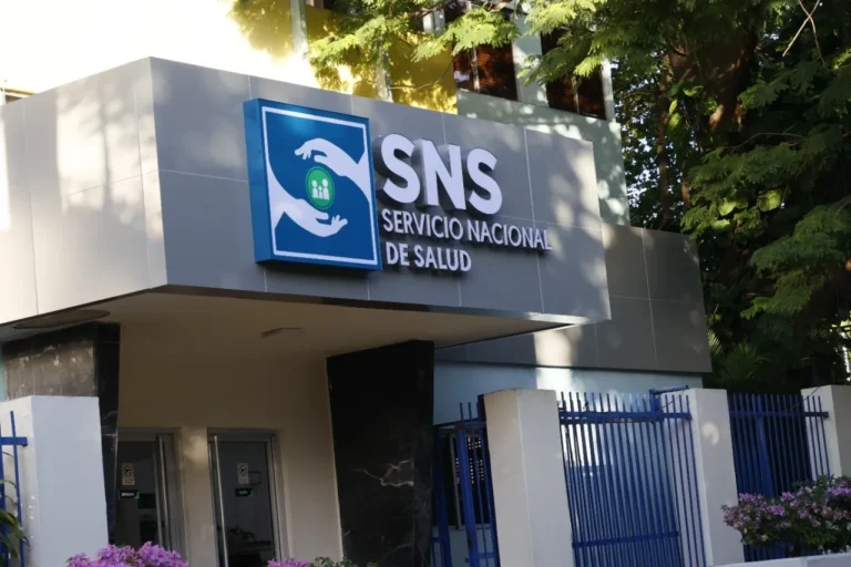 SNS afirma ha designado más de 20,000 médicos entre 2020 y 2026