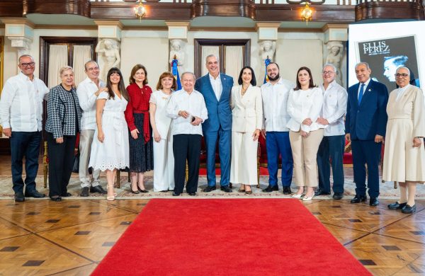 El Presidente entrega premios Adulto Mayor a Ellis Pérez